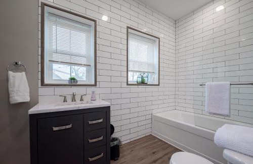 Wilmington Appartement | The Penthouse at Park Place King bed fast WIFI and free coffee