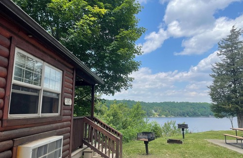 Hammond Location De VR | The Perch- Cliffside cabin with dock overlooking Black Lake