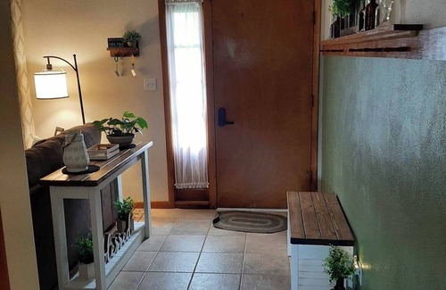 Laura Maison | The Perry House- Charming 3-bedroom house with AC and WiFi in serene Monica