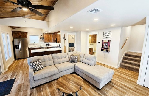 Park Hill Cabine | The Pettit Bay Hideaway - Lakeview, Pool, Wifi, Large Deck, Firepit, and More!