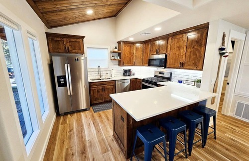 Park Hill Cabine | The Pettit Bay Hideaway - Lakeview, Pool, Wifi, Large Deck, Firepit, and More!