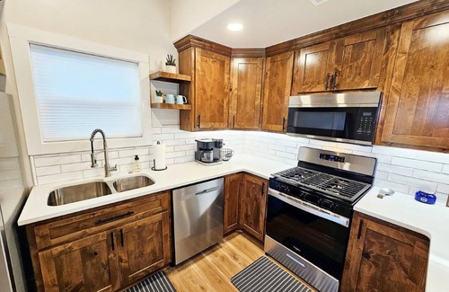 Park Hill Cabine | The Pettit Bay Hideaway - Lakeview, Pool, Wifi, Large Deck, Firepit, and More!