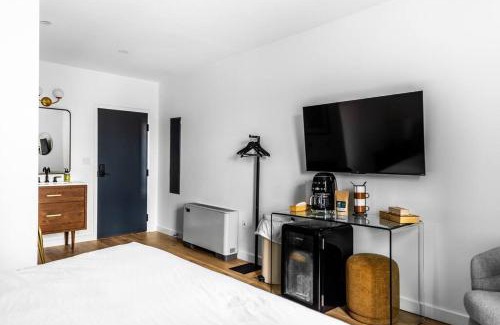 Bangor Appartement | The Phenix, Historic Bldg, King Bed, Room # 305