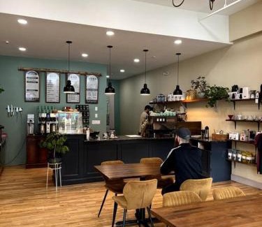 Bangor Appartement | The Phenix, Historic Bldg, King Bed, Room # 305