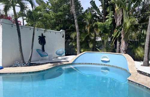 Old Northwood Maison | The Pineapple Villa :Chic 4BD Tropical Paradise near the Beaches