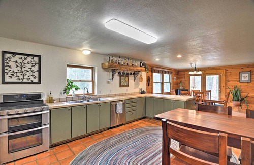 Lyons Cabine | The ‘Pinecone Palace’ w/ Hiking Trail Access!