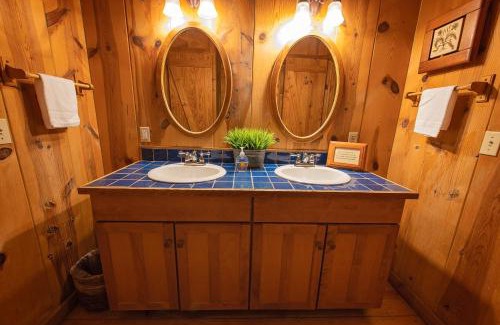 Benton Maison | The Pines Riverside Log Cabin On The Ocoee
