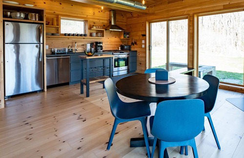 Chatham Cabine | The Pinetop Cabin | Modern ∙ Surrounded by Trees ∙ Sustainably-built
