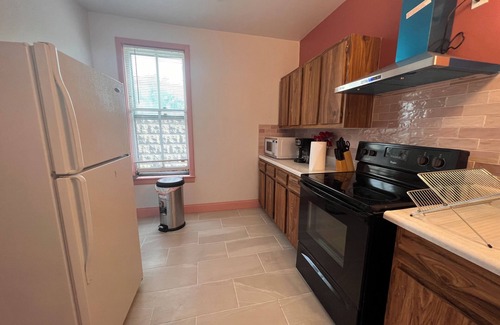 Downtown Niagara Falls Maison | The pink house walk to the Falls