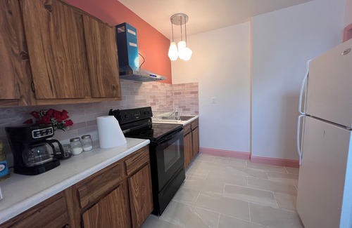 Downtown Niagara Falls Maison | The pink house walk to the Falls