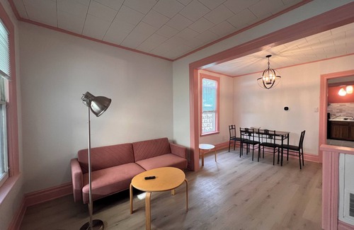 Downtown Niagara Falls Maison | The pink house walk to the Falls