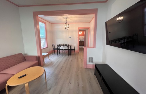 Downtown Niagara Falls Maison | The pink house walk to the Falls