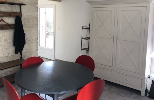 Le Cailar Maison | La villa rose, jolie maison de village en Camargue avec piscine