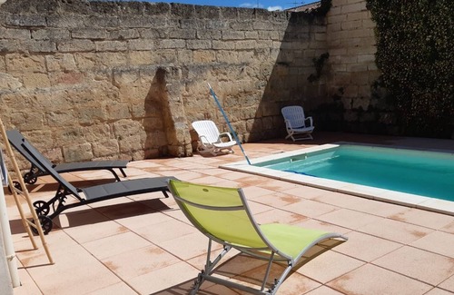 Le Cailar Maison | La villa rose, jolie maison de village en Camargue avec piscine