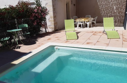Le Cailar Maison | La villa rose, jolie maison de village en Camargue avec piscine