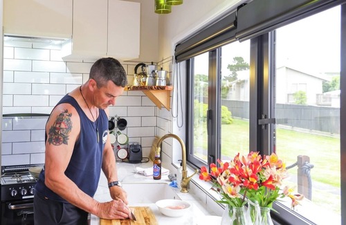 Pauanui Maison | The Pirate's Rest, a tiny home by the beach.