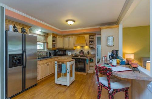 Green Hill Maison | The Place Between The Lakes 4 Bedrooms 4 Beds