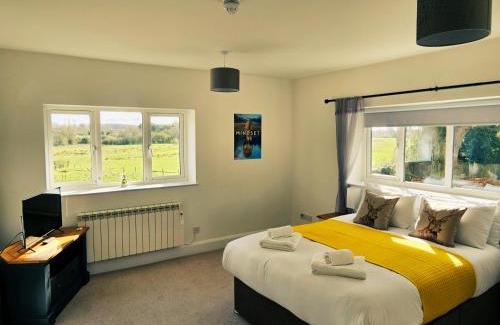 Foxley Maison | The Plough Inn Farmhouse - Private Holiday House