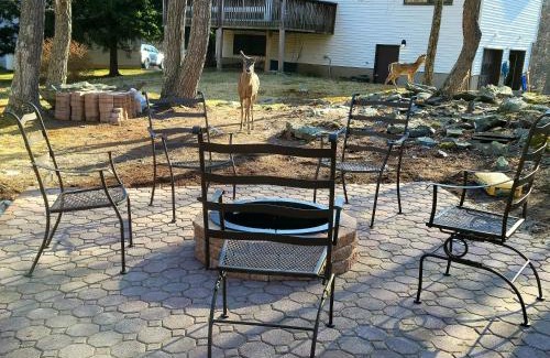 Pocono Mountain Lake Maison | The Pocono's Retreat with a Gameroom, Firepit, and Lake