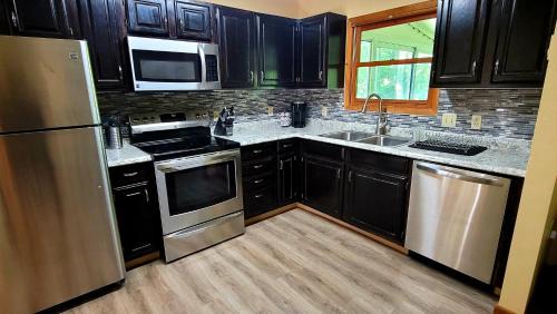 Pocono Mountain Lake Maison | The Pocono's Retreat with a Gameroom, Firepit, and Lake