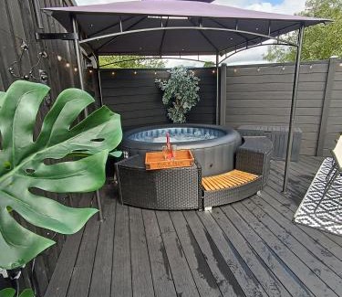 Bawnboy Appartement | The POD Unique & Stylish Luxury Accommodation With Hot Tub