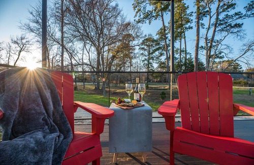 Willis Cabine | The Point: 2 mins to Lake Conroe! Rooftop deck, Heated Pool, Fire Pit