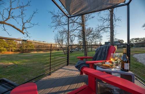 Willis Cabine | The Point: 2 mins to Lake Conroe! Rooftop deck, Heated Pool, Fire Pit