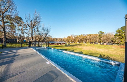 Willis Cabine | The Point: 2 mins to Lake Conroe! Rooftop deck, Heated Pool, Fire Pit