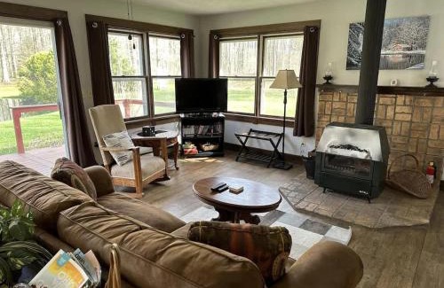 Austinburg Maison | The Pond Cottage at Rustic River