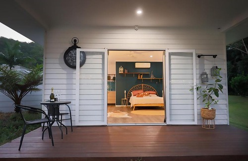 Valdora Maison | The Poolhaus Retreat - Peaceful Private Studio