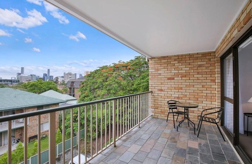 Auchenflower Appartement | The Poolside Perch - A Breezy Balcony Gem