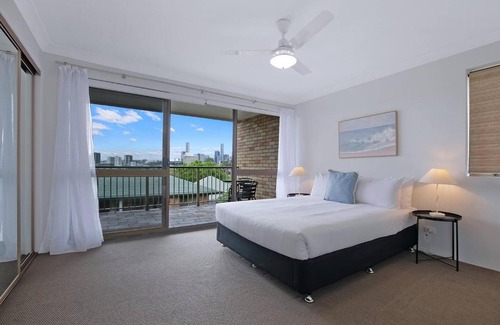Auchenflower Appartement | The Poolside Perch - A Breezy Balcony Gem