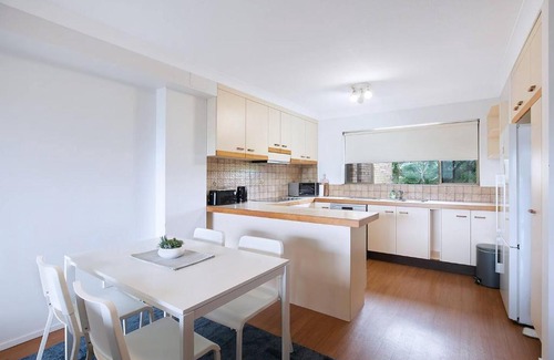 Auchenflower Appartement | The Poolside Perch - A Breezy Balcony Gem