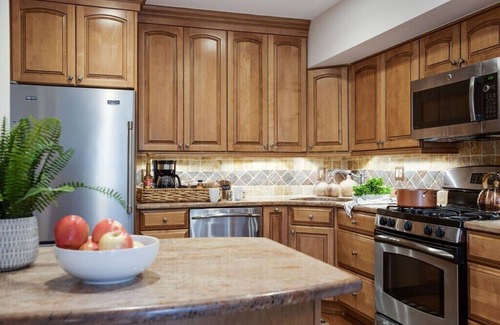 West End Maison | The Potomac - Friendly Townhouse Near DC & Old Town - 3 En-Suite Baths