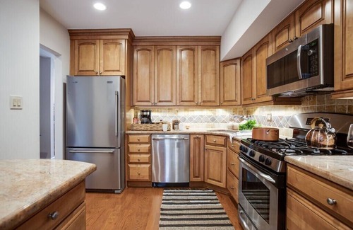 West End Maison | The Potomac - Friendly Townhouse Near DC & Old Town - 3 En-Suite Baths