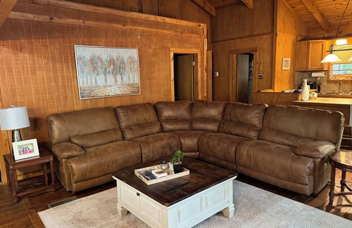 Oakland Cabine | The Presidential Suite, Enid Lake, Ole Miss, Crappie Fishing, ATV, Hunting