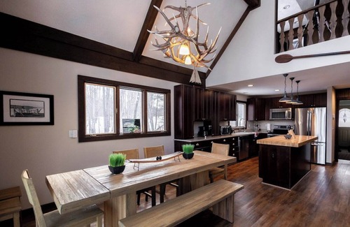 Michaywe Maison | The Quack Shack - Spacious 5BR | 9 Beds | Sleeps 14 | Retreat | Game Room, Pool & Hot Tub Access