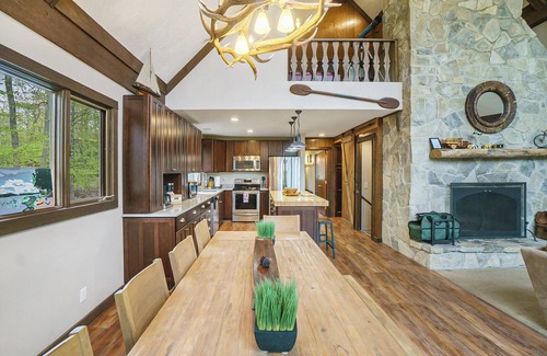 Michaywe Maison | The Quack Shack - Spacious 5BR | 9 Beds | Sleeps 14 | Retreat | Game Room, Pool & Hot Tub Access