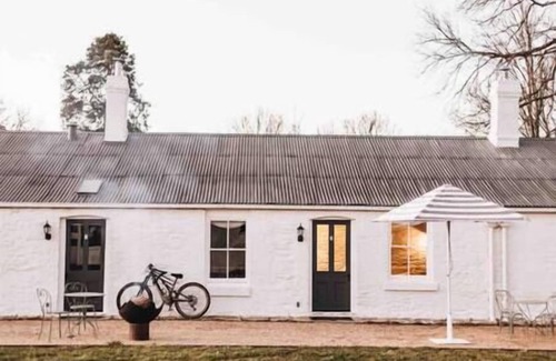 Primrose Valley Appartement | The Quarters: Stone Studio Retreat with Fireplace