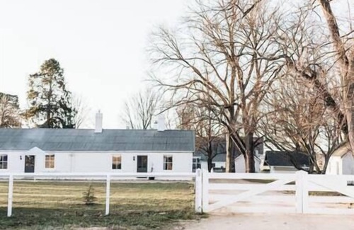Primrose Valley Appartement | The Quarters: Stone Studio Retreat with Fireplace
