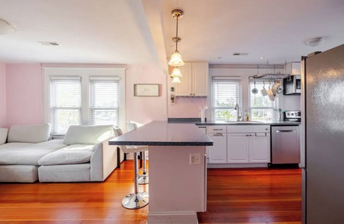 Winchester Appartement | The Queen of Winchester Three Bedroom with Upper Level Deck
