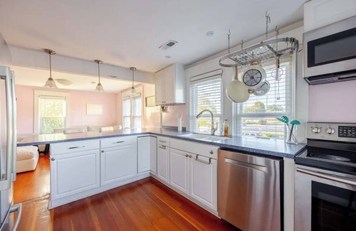 Winchester Appartement | The Queen of Winchester Three Bedroom with Upper Level Deck