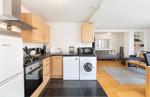 St. Pancras and Somers Town Appartement | The Queen's retreat - Camden - by Frankie Says