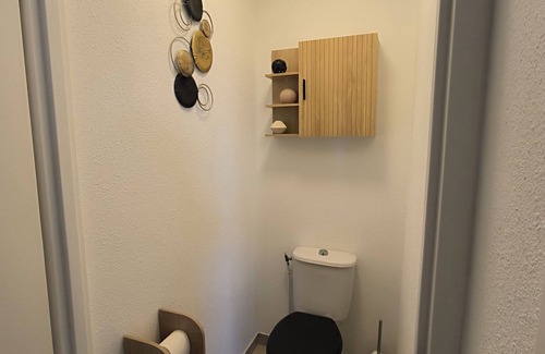 Pin - Vert Galant Appartement | The racing n est, comfortable 2 bedroom apt, balcony, close to circuit