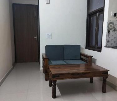 Sainik Farm Appartement | The Raveesh Apartment B6