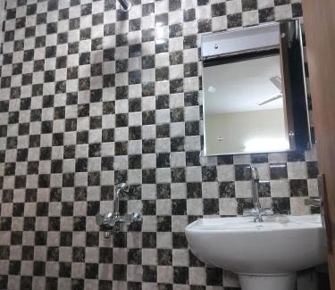 Sainik Farm Appartement | The Raveesh Apartment B6