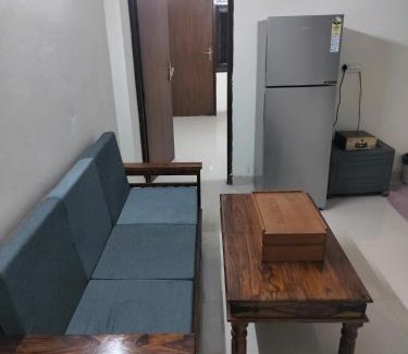 Sainik Farm Appartement | The Raveesh Apartment B6
