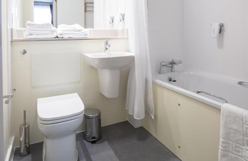Motherwell Hôtel | The Raven’s Cliff Lodge by Marston's Inns