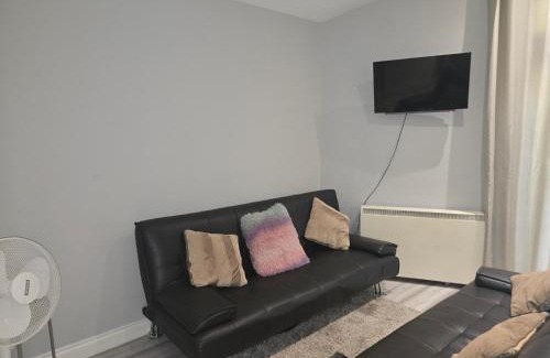 Aldermaston Wharf Appartement | The Reading chalet with gardens and koi pond