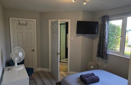 Aldermaston Wharf Appartement | The Reading chalet with gardens and koi pond